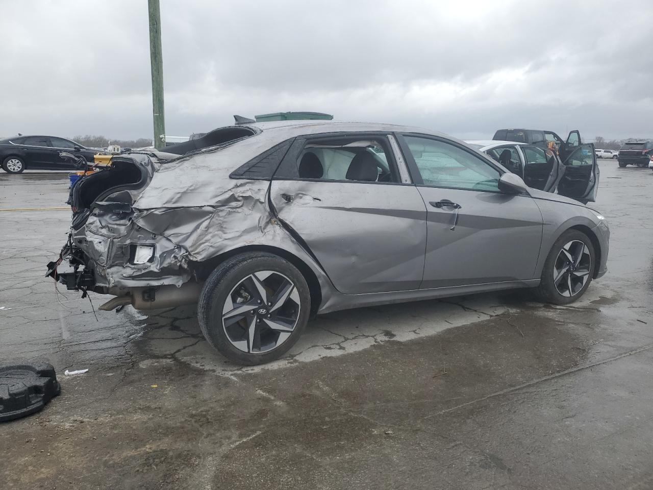 2023 Hyundai Elantra - Image 3