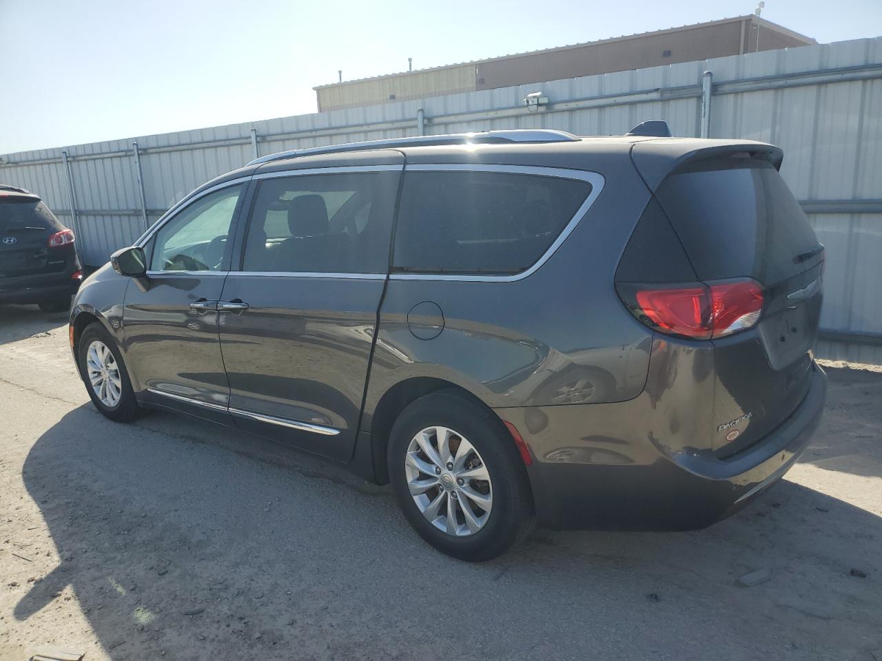 2018 Chrysler Pacifica - Image 2