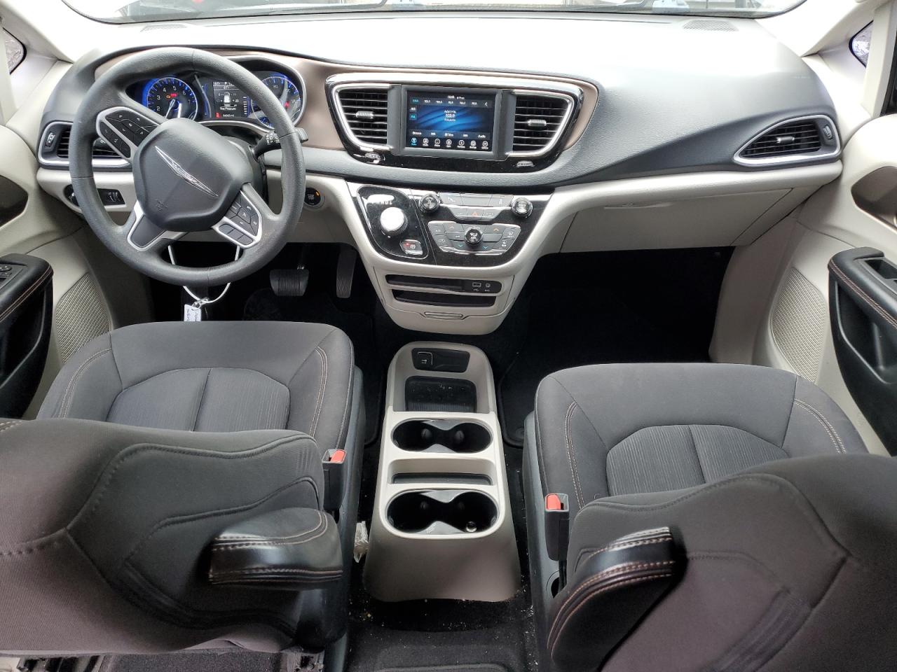 2018 Chrysler Pacifica - Image 8