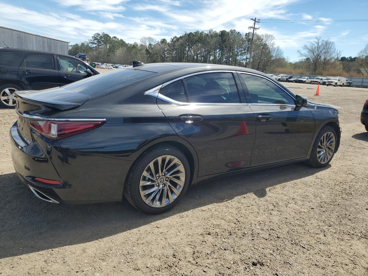 2024 Lexus ES - Image 3