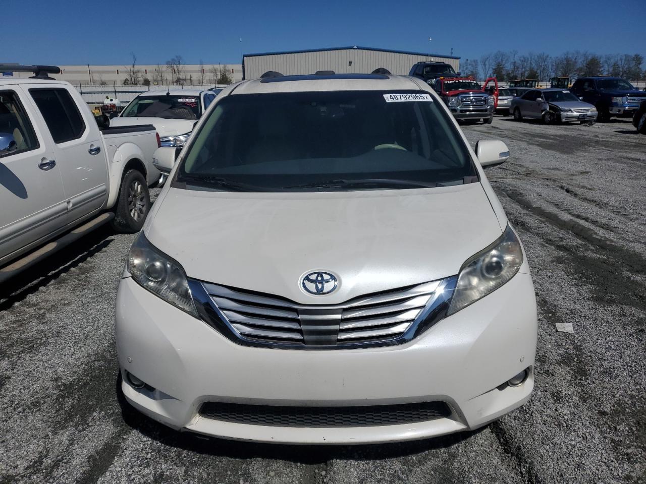 2014 Toyota Sienna - Image 5