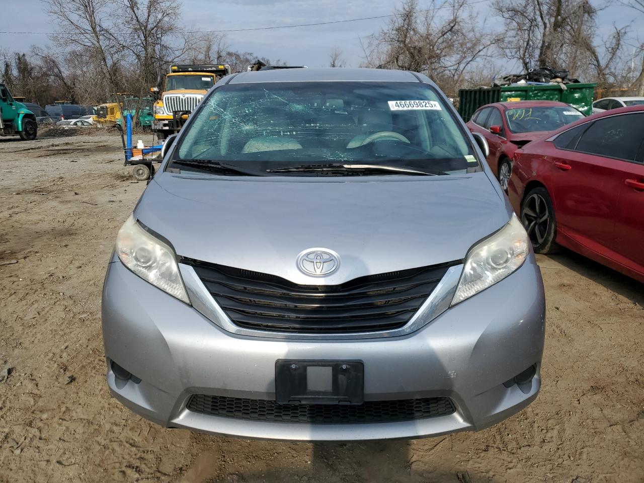 2012 Toyota Sienna - Image 5
