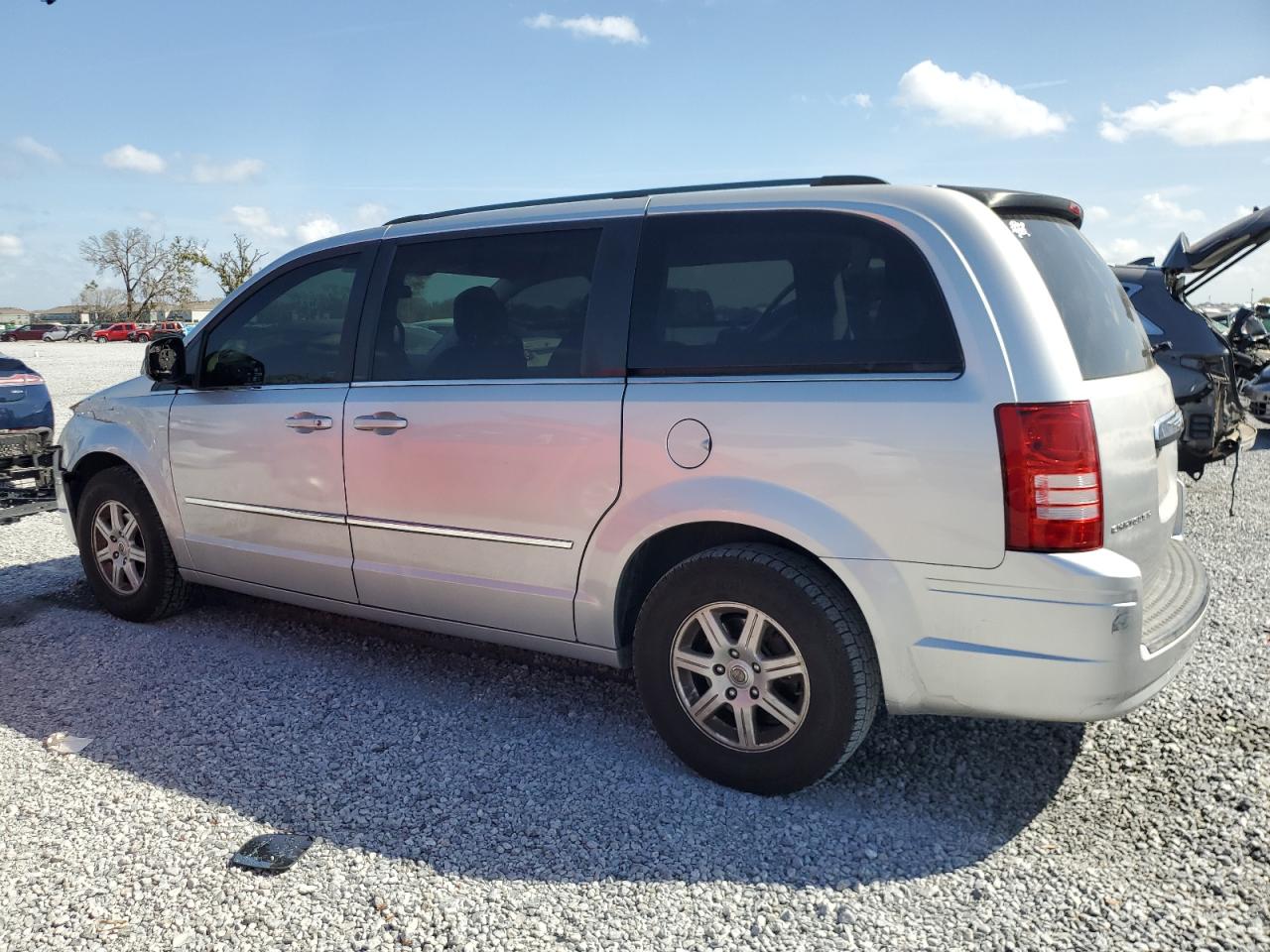 2010 Chrysler Town & Country - Image 2