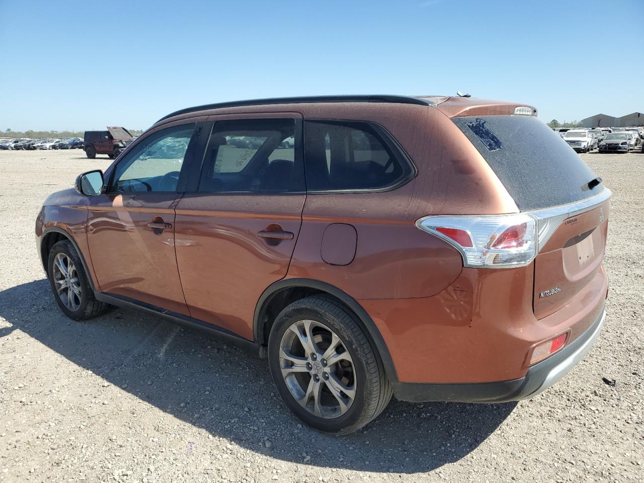 2015 Mitsubishi Outlander - Image 2