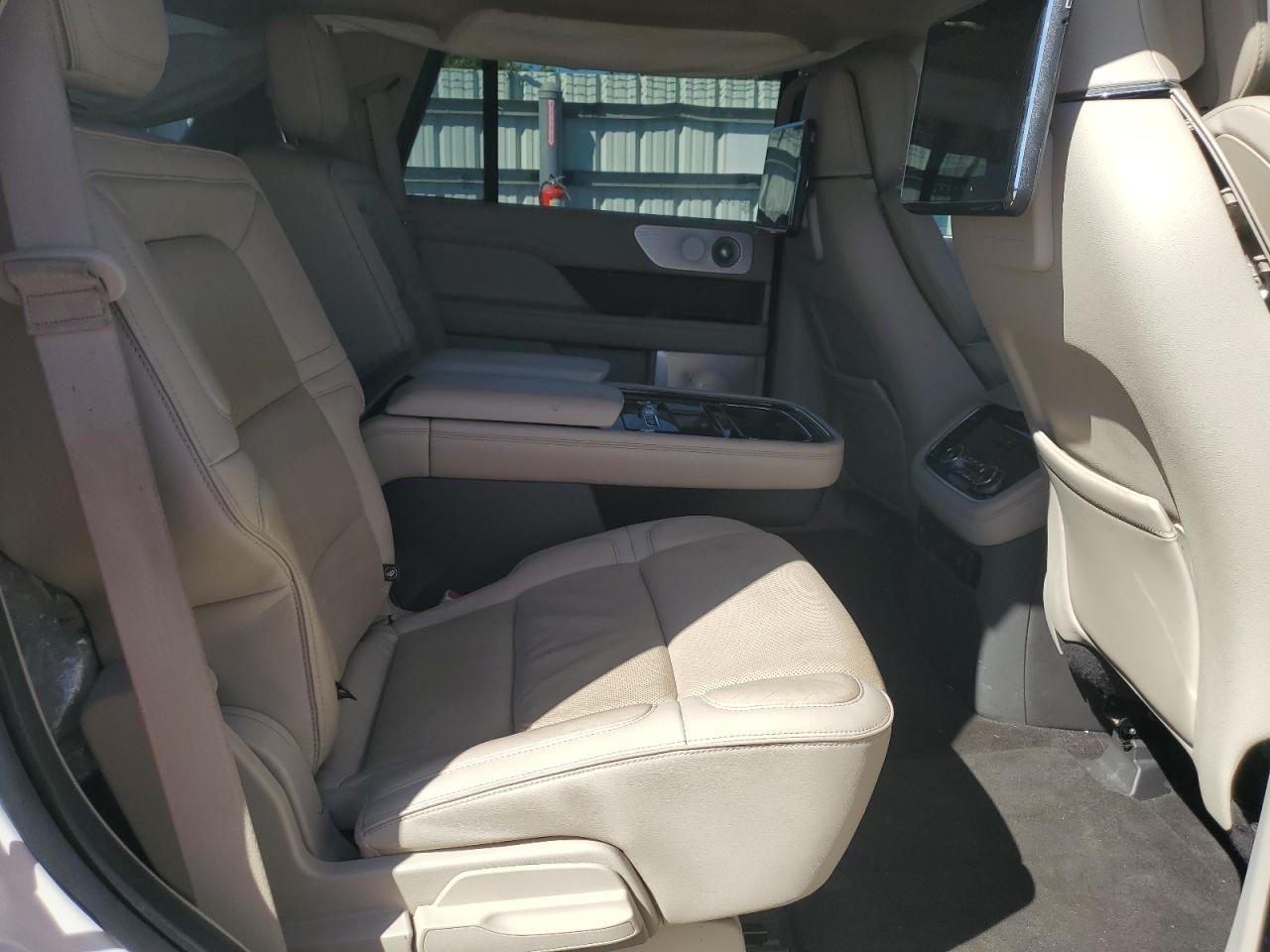 2018 Lincoln Navigator - Image 11