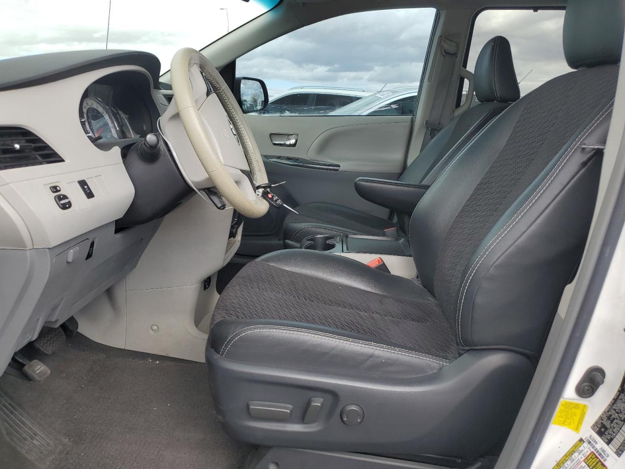 2011 Toyota Sienna - Image 7