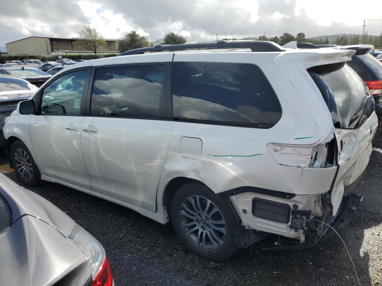 2020 Toyota Sienna - Image 2