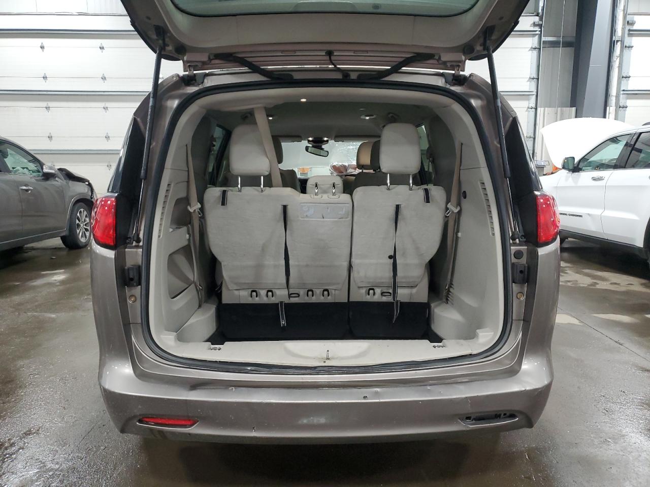 2017 Chrysler Pacifica - Image 6