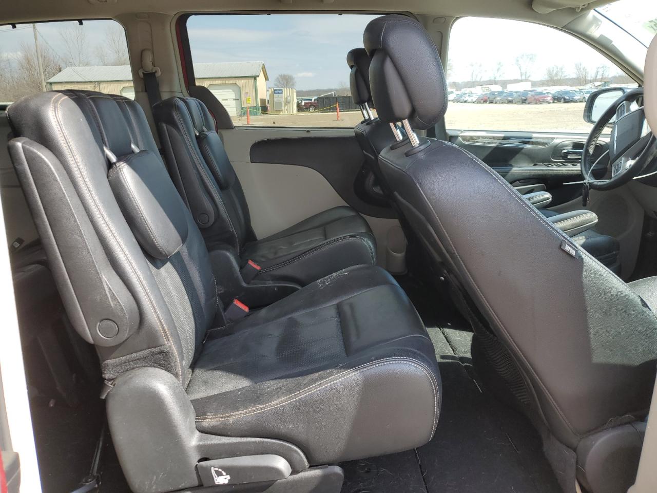 2014 Chrysler Town & Country - Image 11