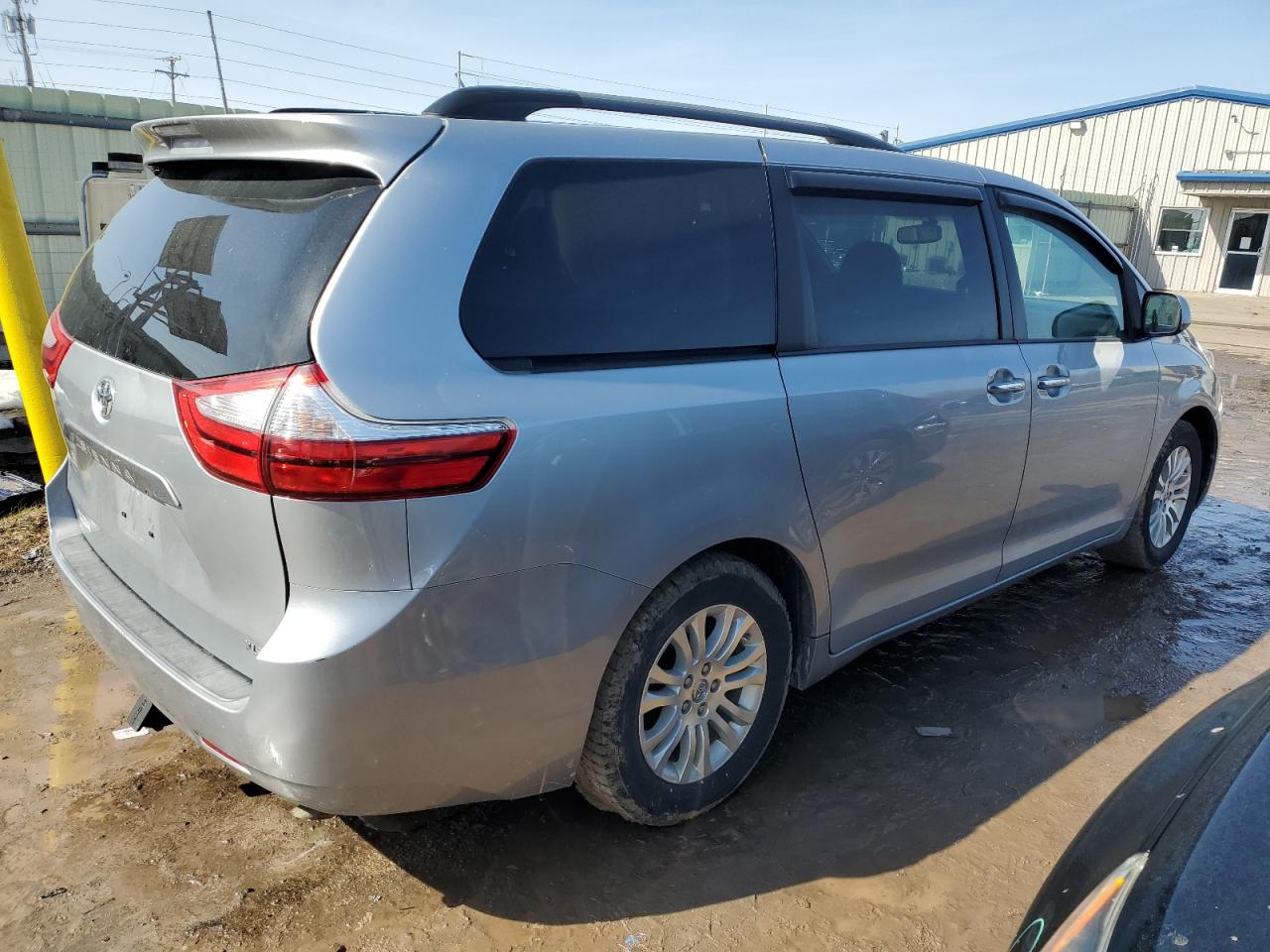 2015 Toyota Sienna - Image 3