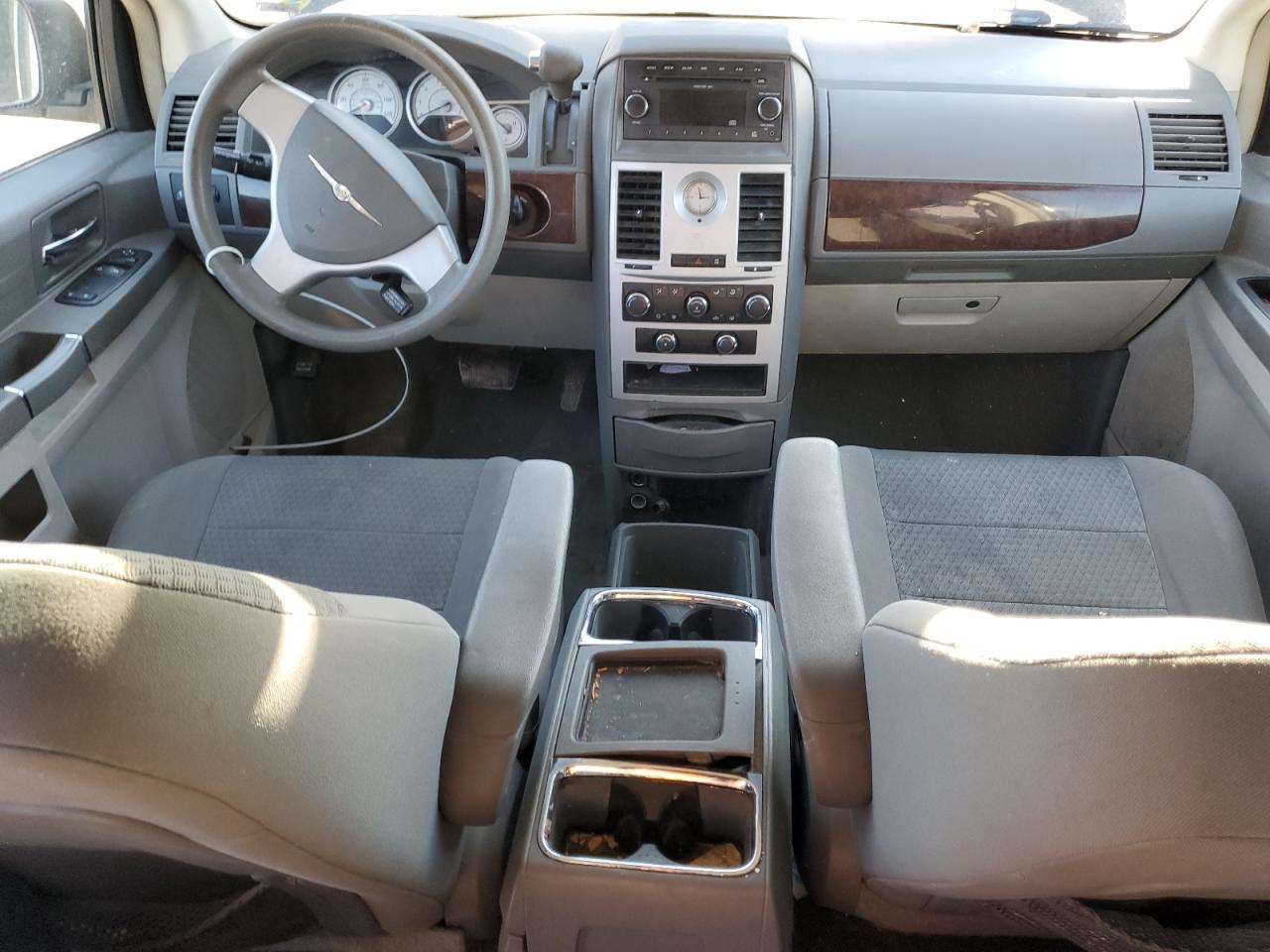 2009 Chrysler Town & Country - Image 8