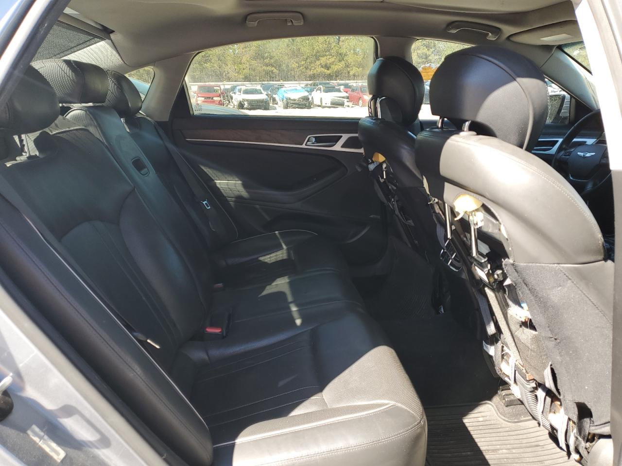 2015 Hyundai Genesis - Image 10