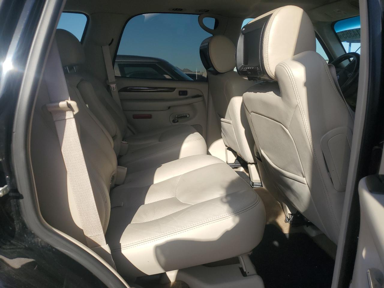 2005 Cadillac Escalade - Image 11