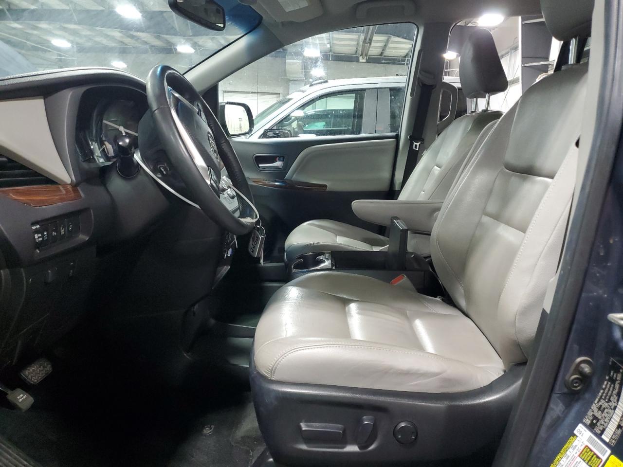 2015 Toyota Sienna - Image 7