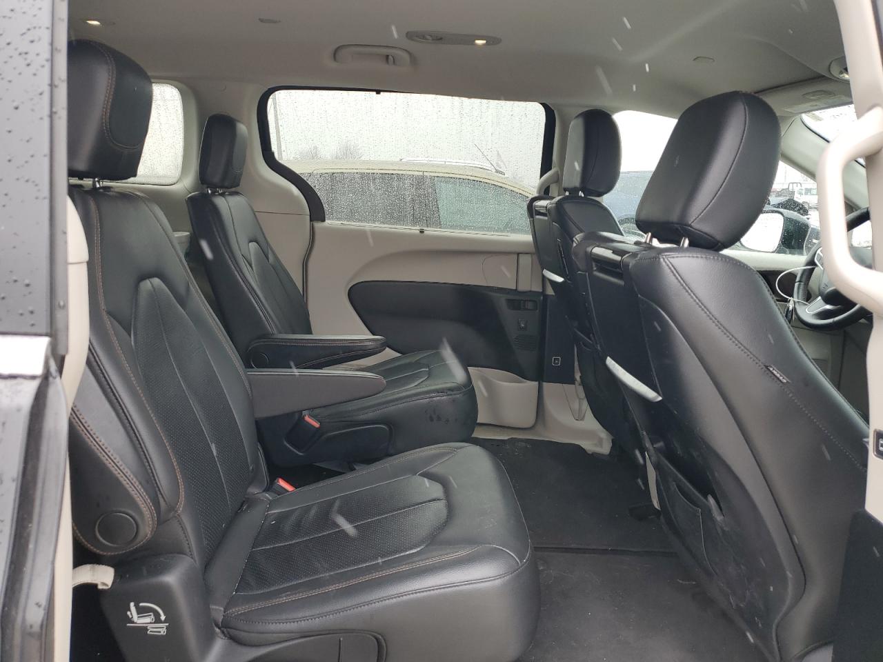 2017 Chrysler Pacifica - Image 11