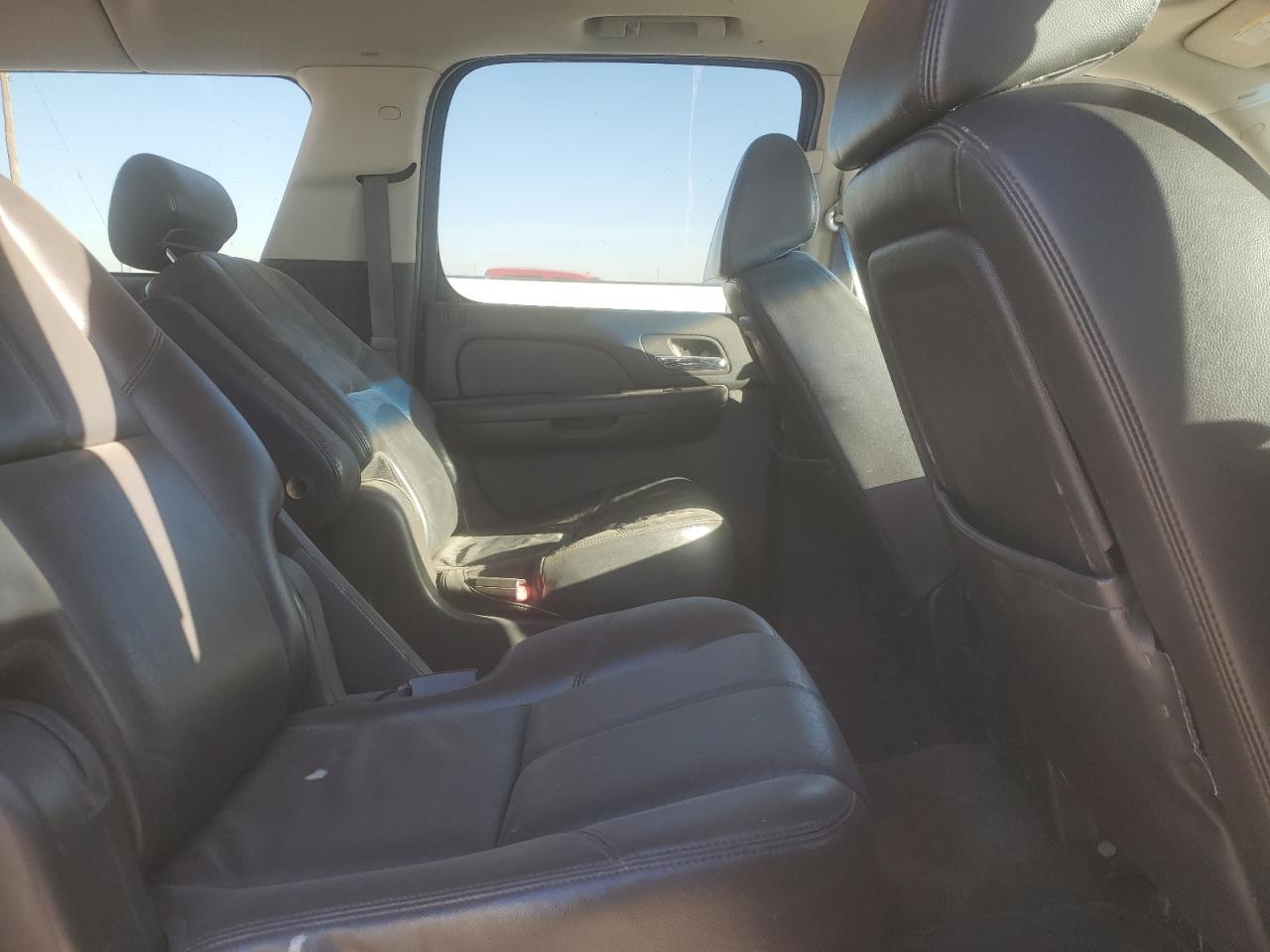 2008 Chevrolet Suburban - Image 11