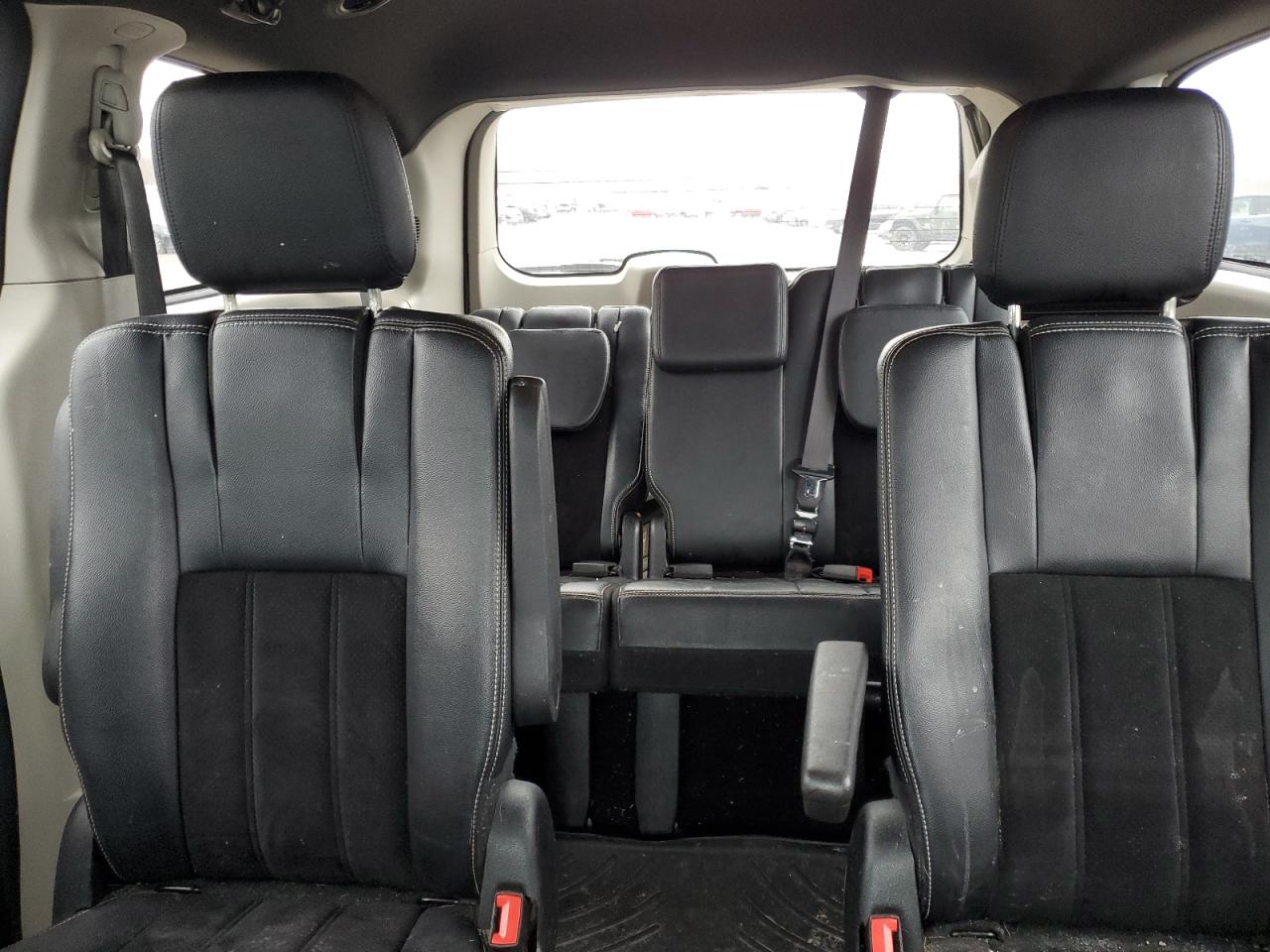 2017 Dodge Caravan - Image 10