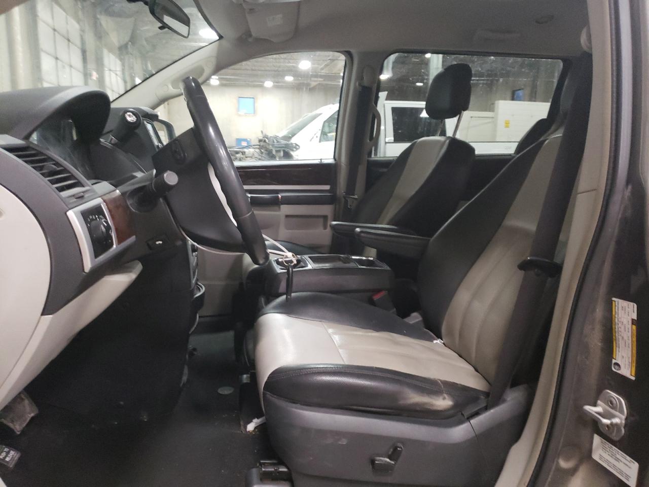 2010 Chrysler Town & Country - Image 7