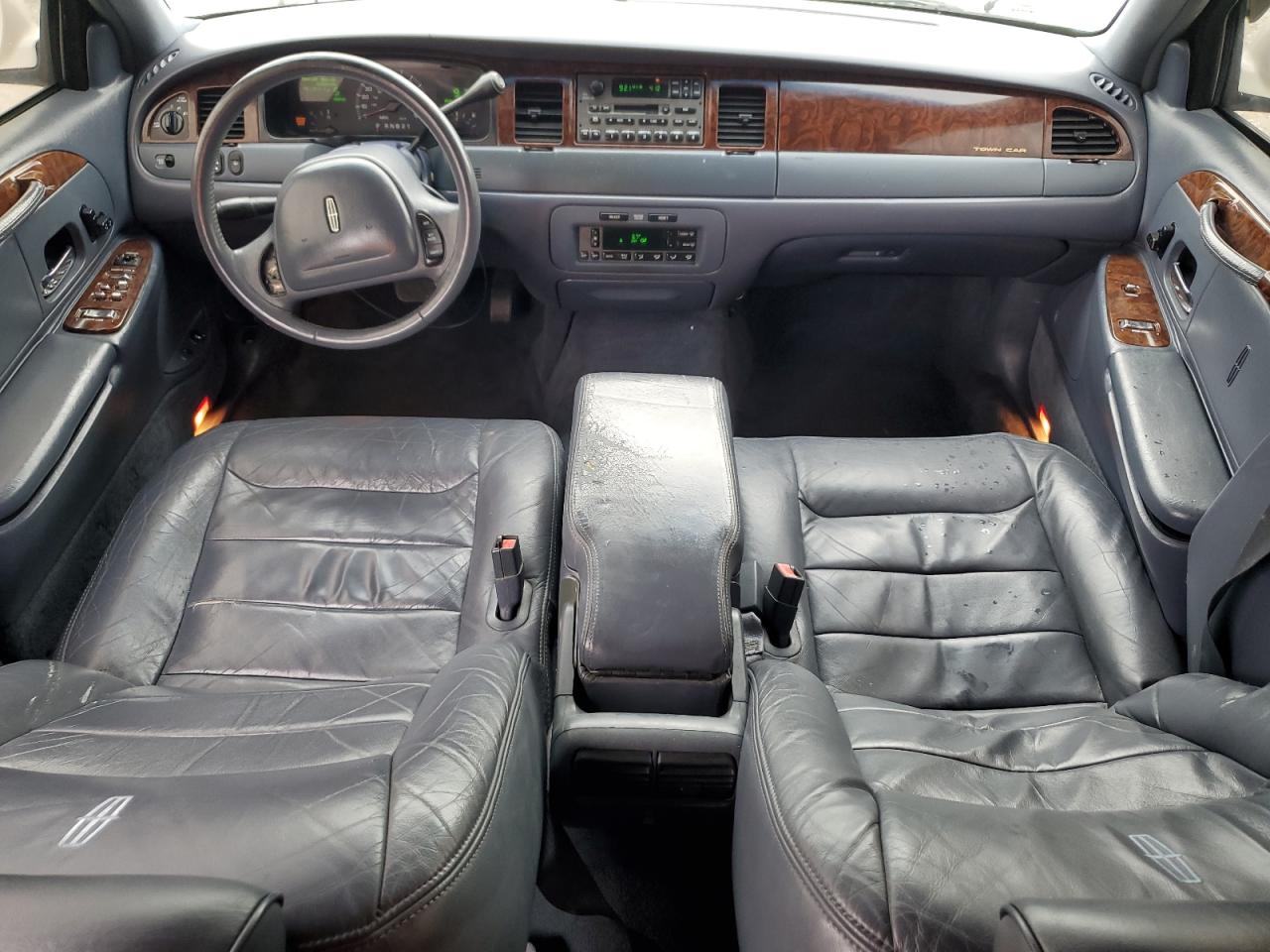 2001 Lincoln Town Car Executive VIN: 1LNHMH1W91Y650775 Lot: 47074385