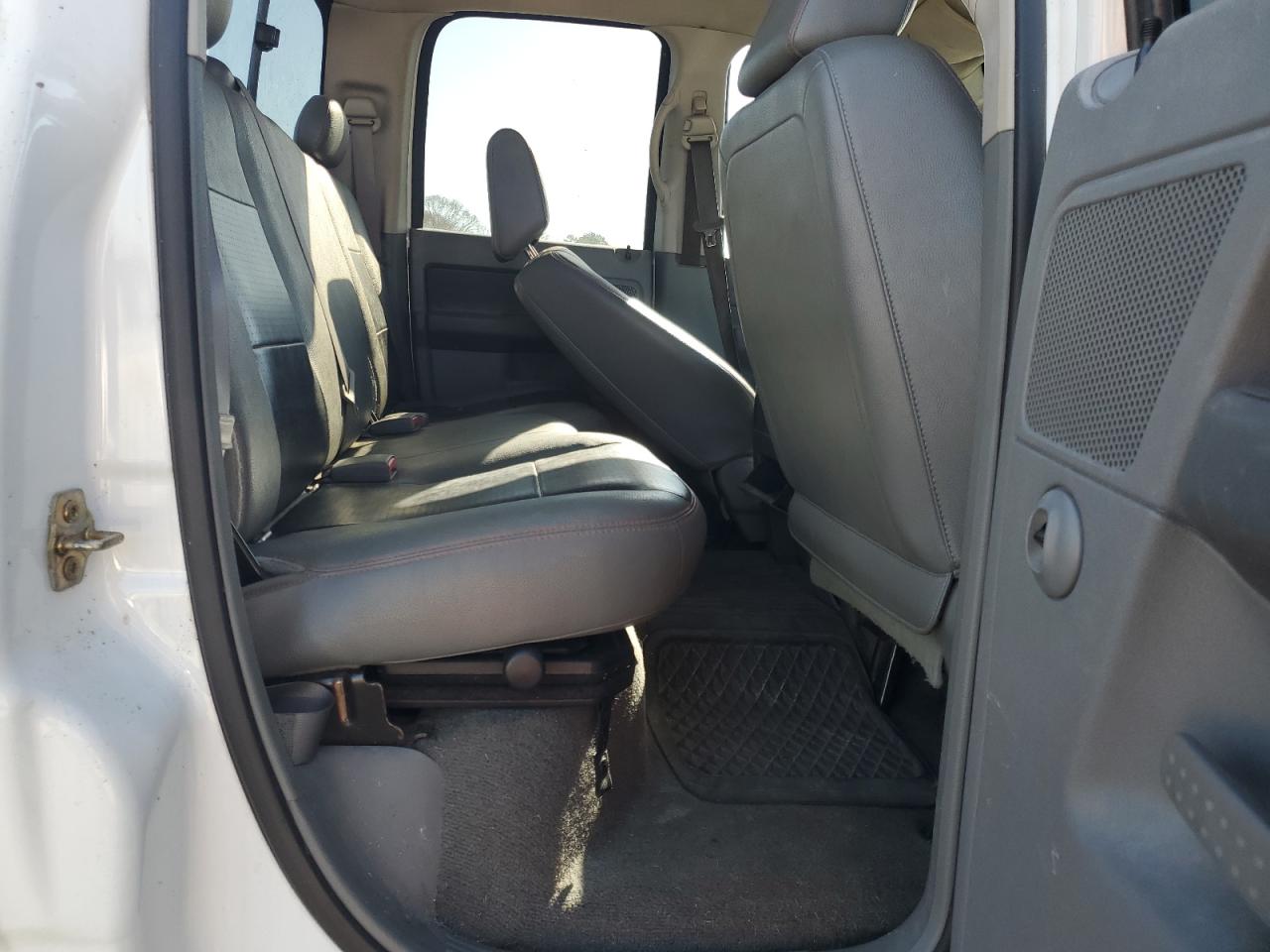 2006 Dodge RAM - Image 10