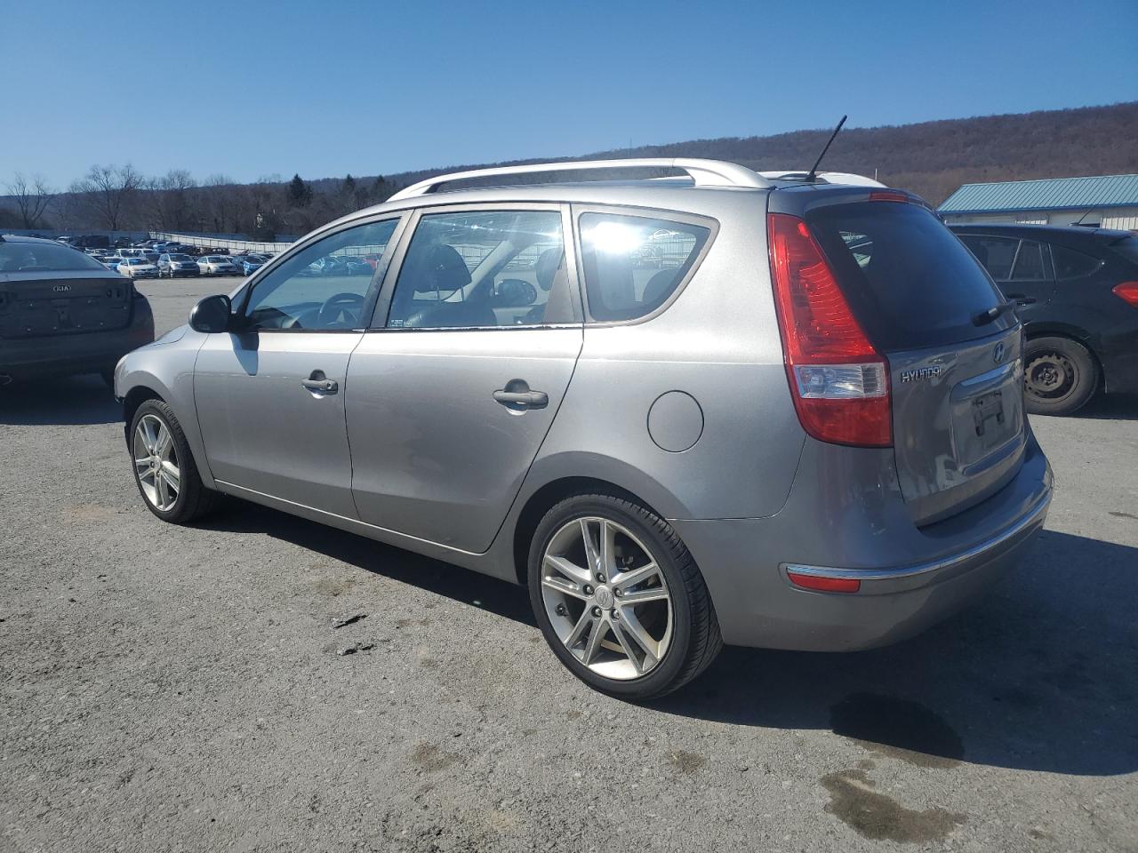 2011 Hyundai Elantra - Image 2