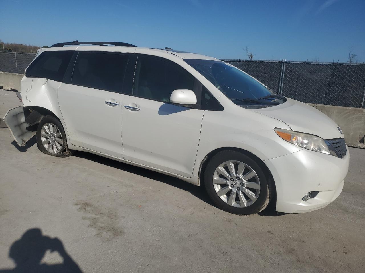 2011 Toyota Sienna - Image 4