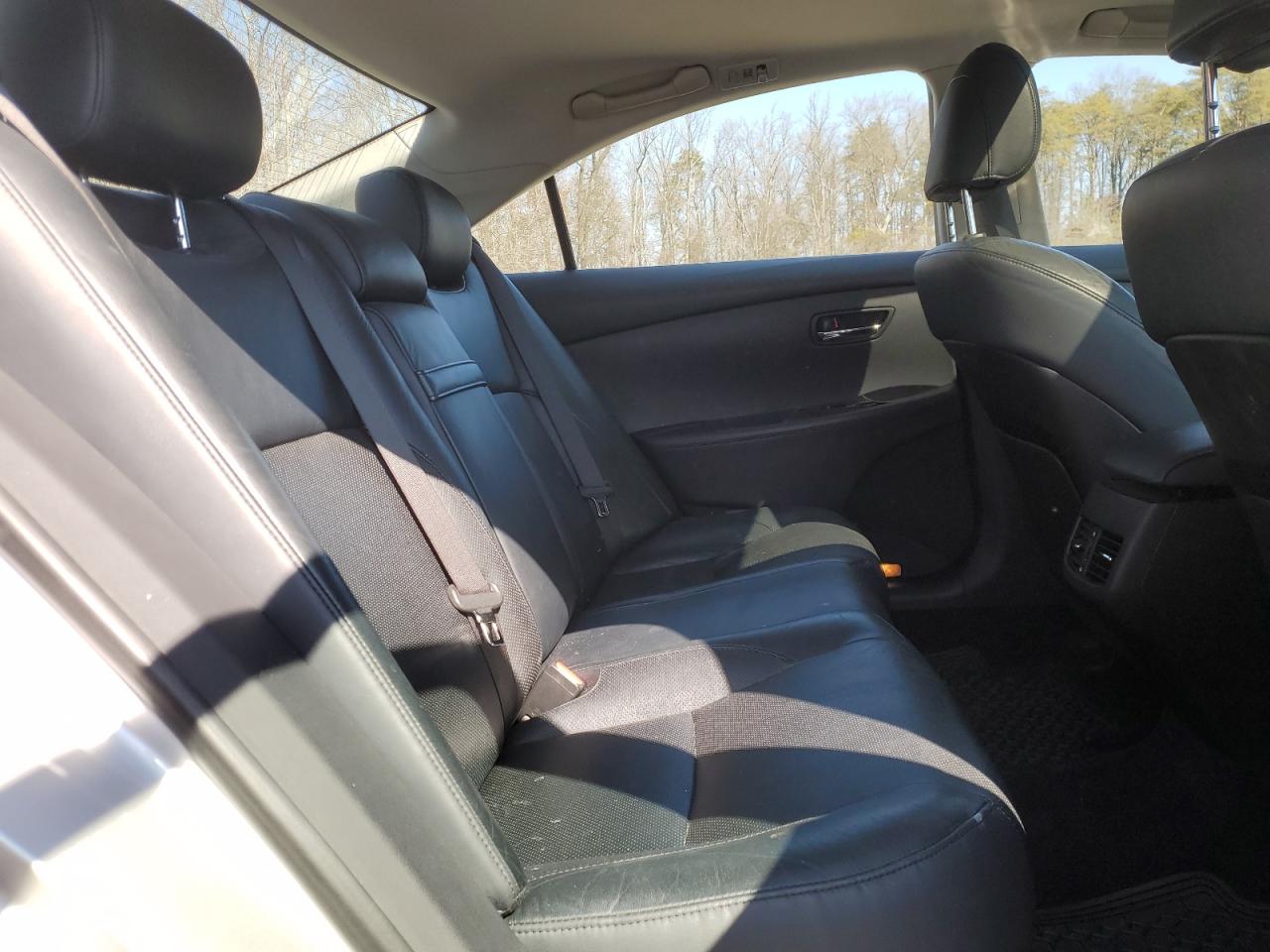 2011 Lexus ES - Image 10