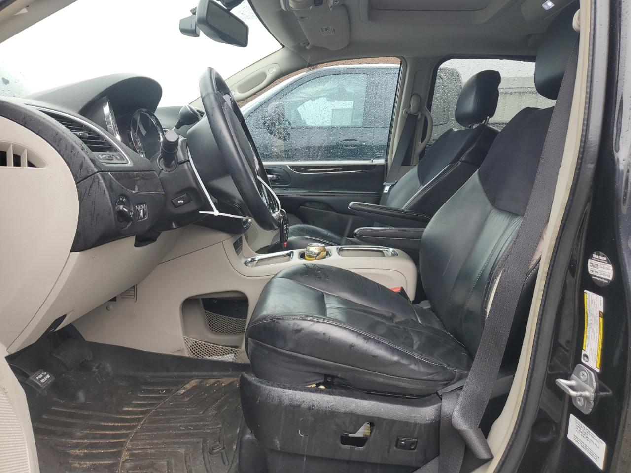 2014 Chrysler Town & Country - Image 7