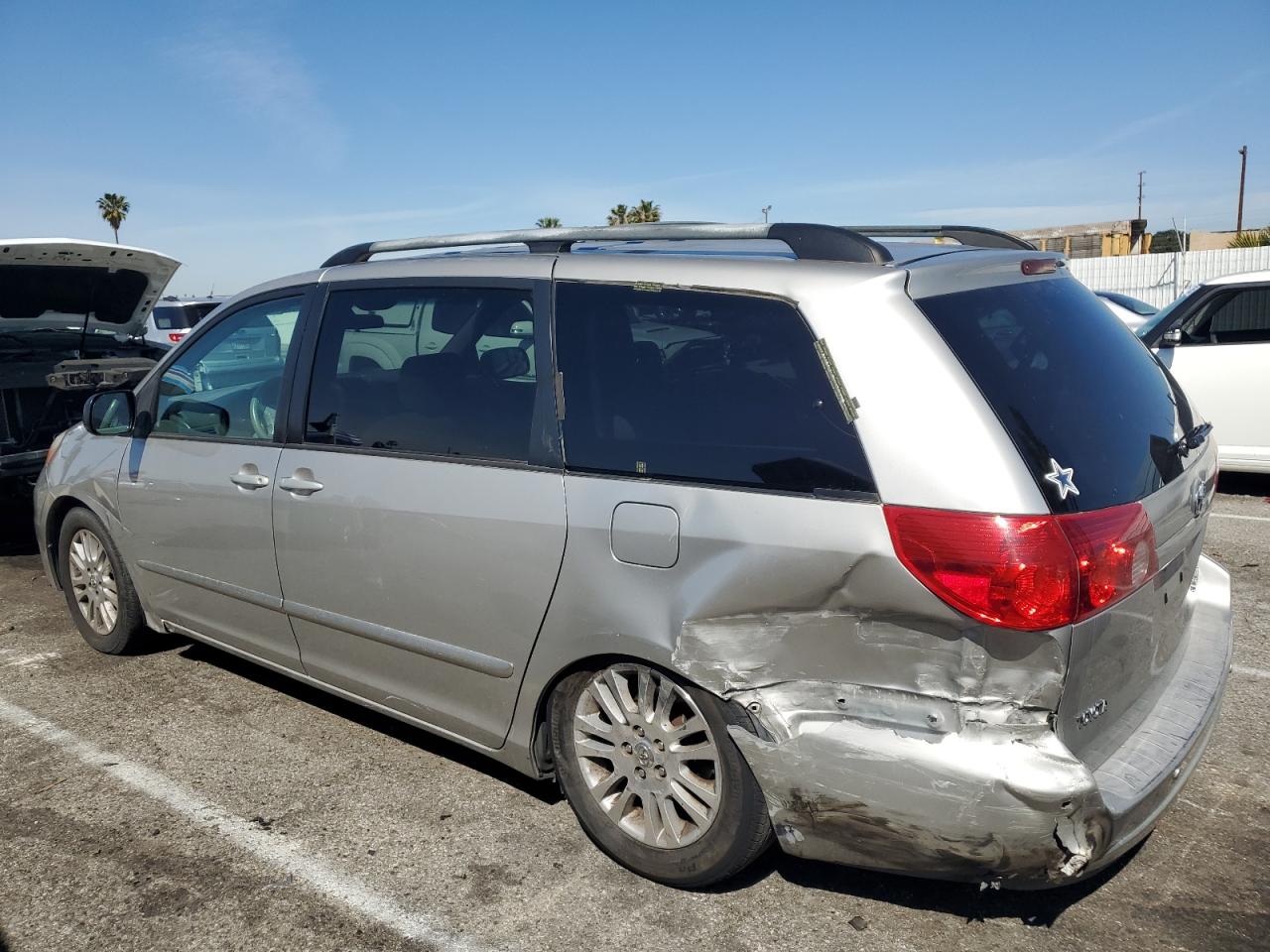 2008 Toyota Sienna - Image 2
