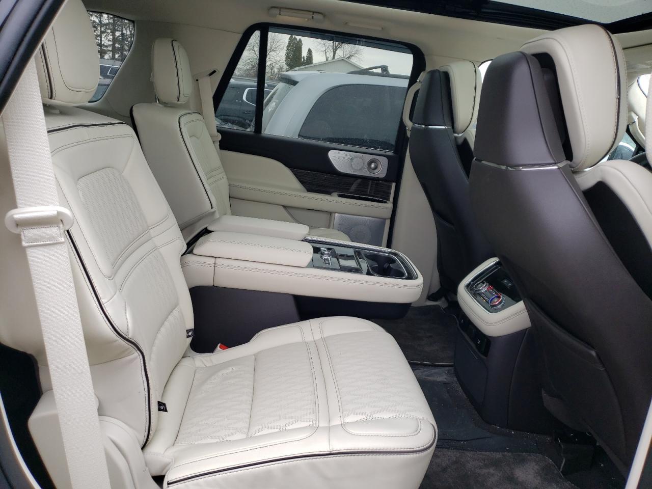 2020 Lincoln Navigator - Image 11