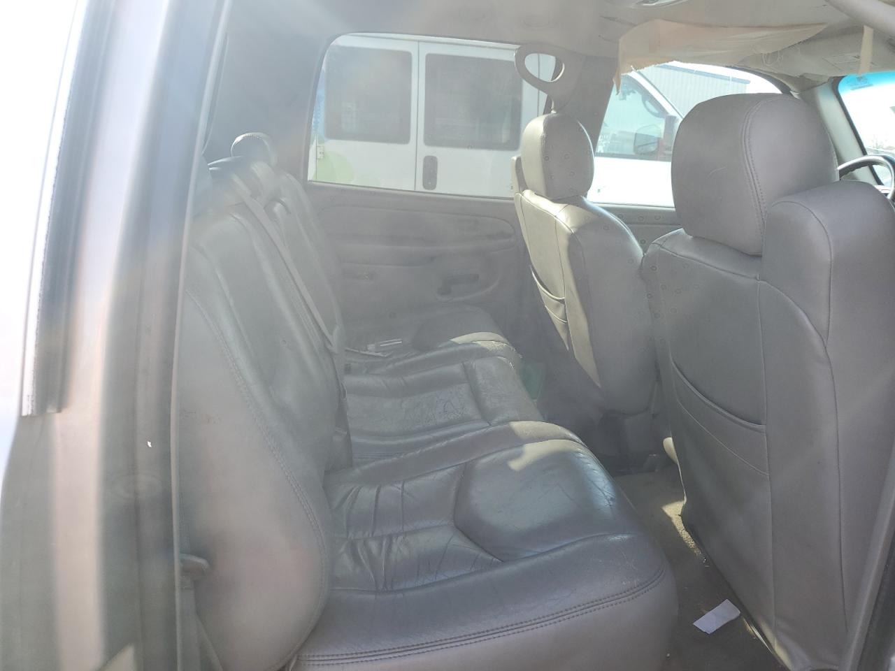 2004 Chevrolet Suburban - Image 11