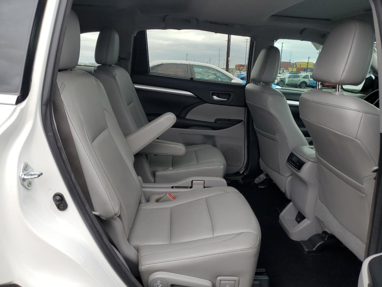 2016 Toyota Highlander - Image 11