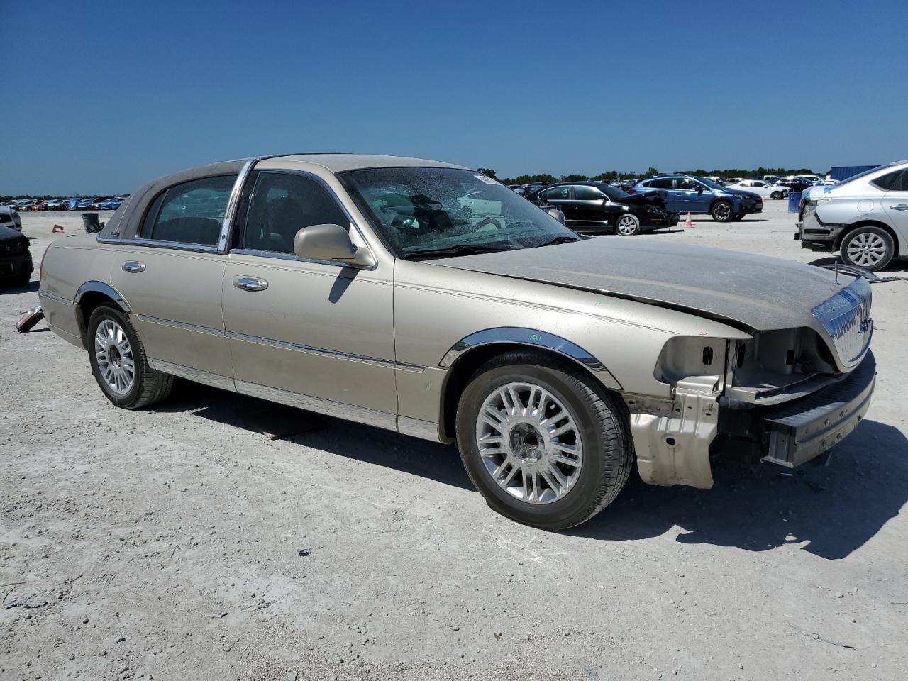 2009 Lincoln Town Car - Image 4