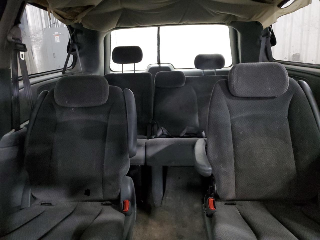 2005 Dodge Caravan - Image 10