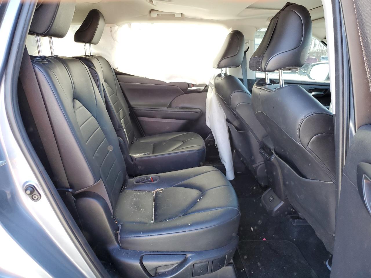 2020 Toyota Highlander - Image 11