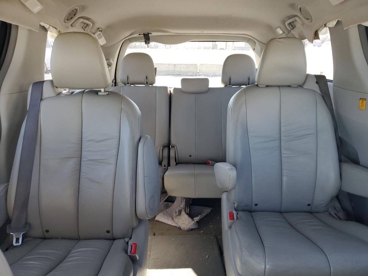 2011 Toyota Sienna - Image 10