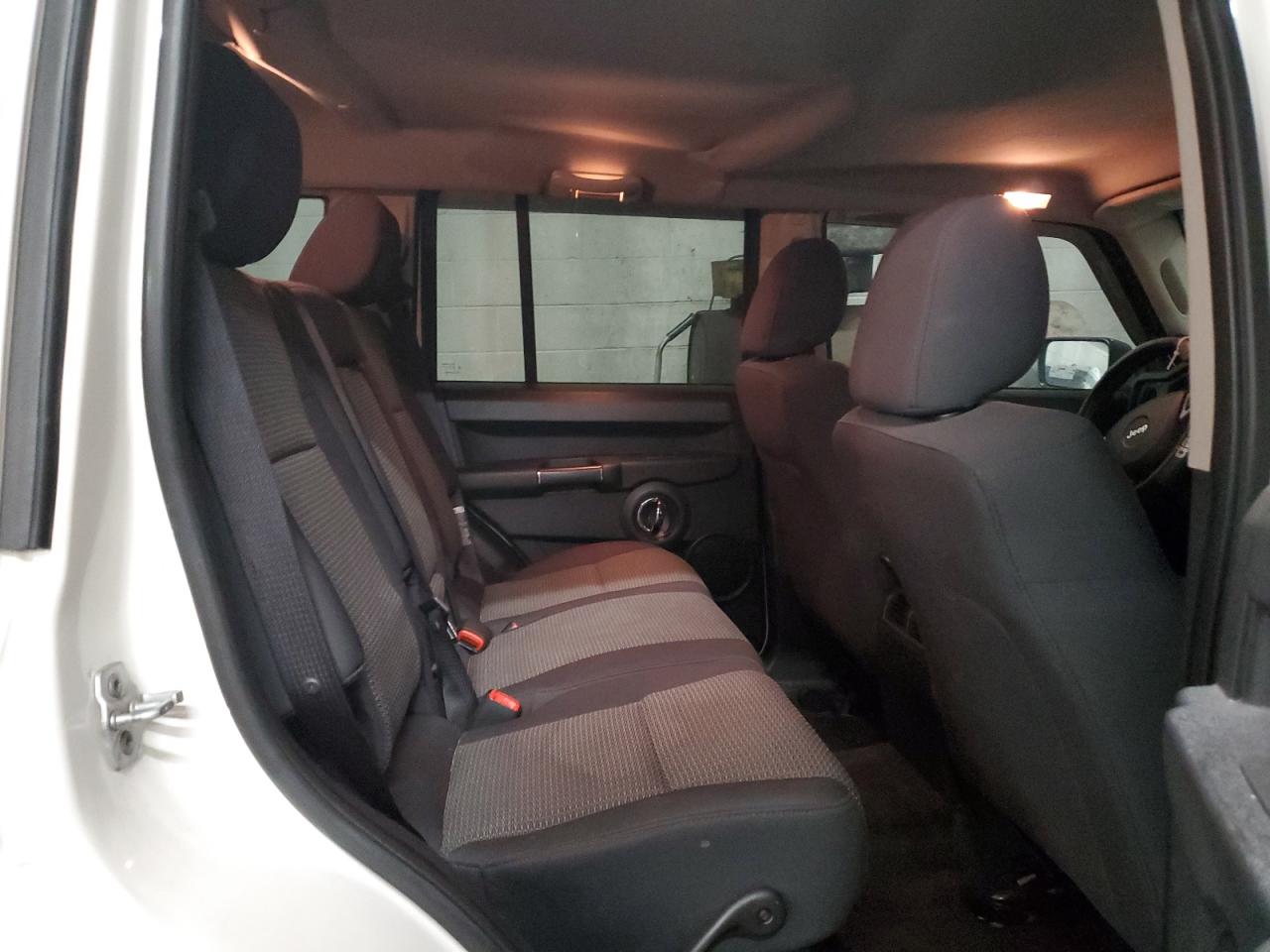 2010 Jeep Commander - Image 10