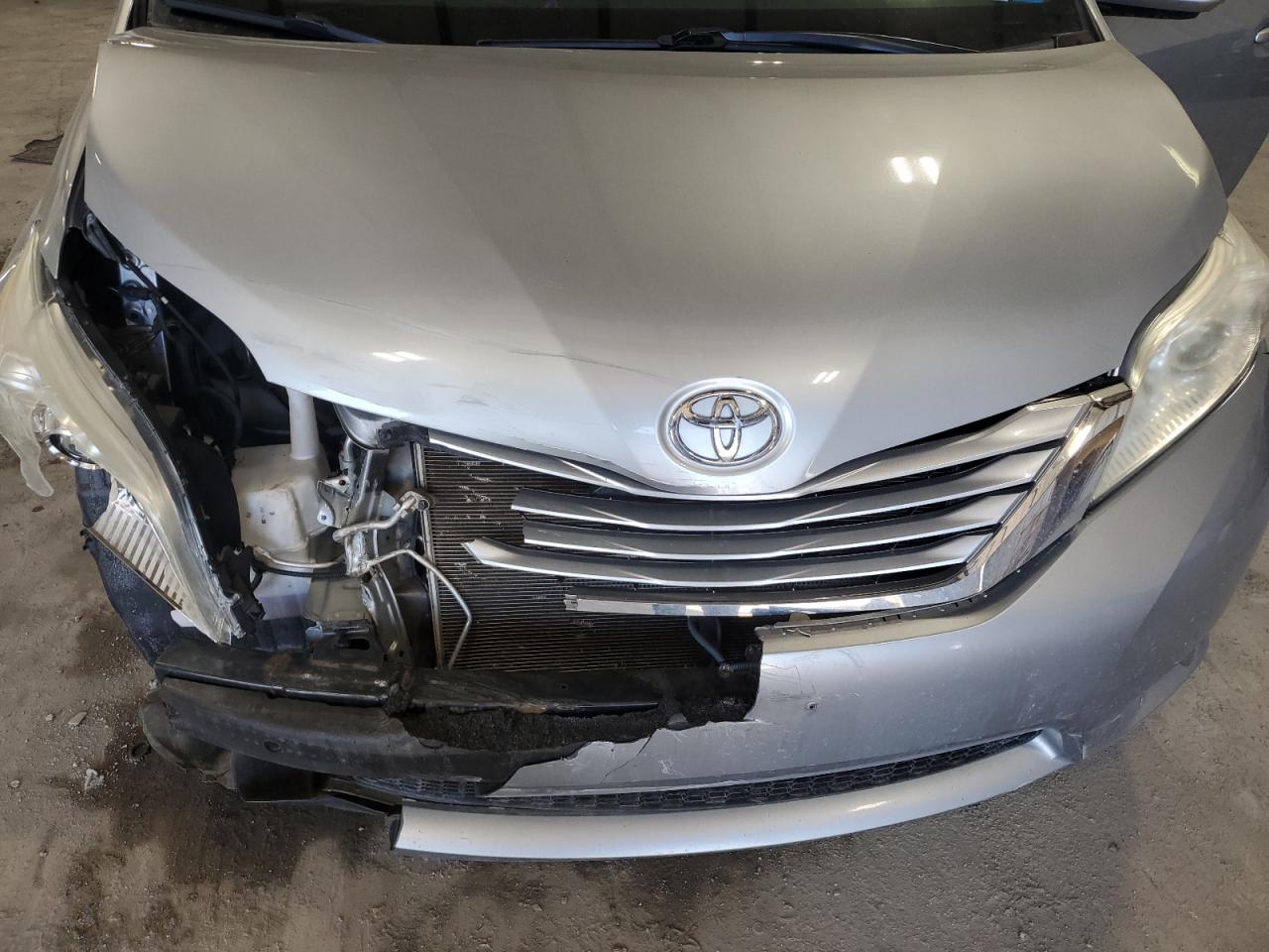 2015 Toyota Sienna - Image 12