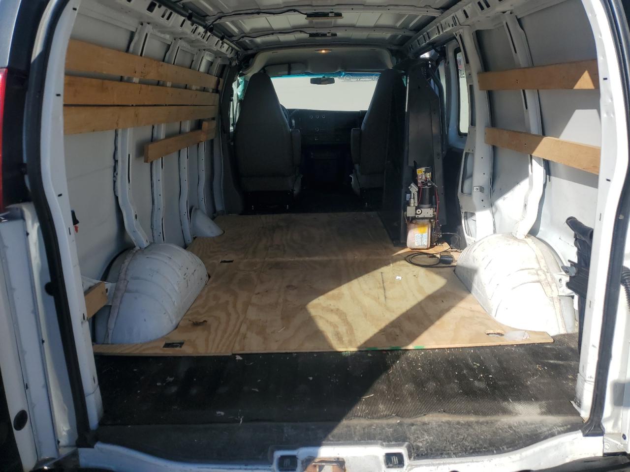 2017 GMC Savana - Image 11
