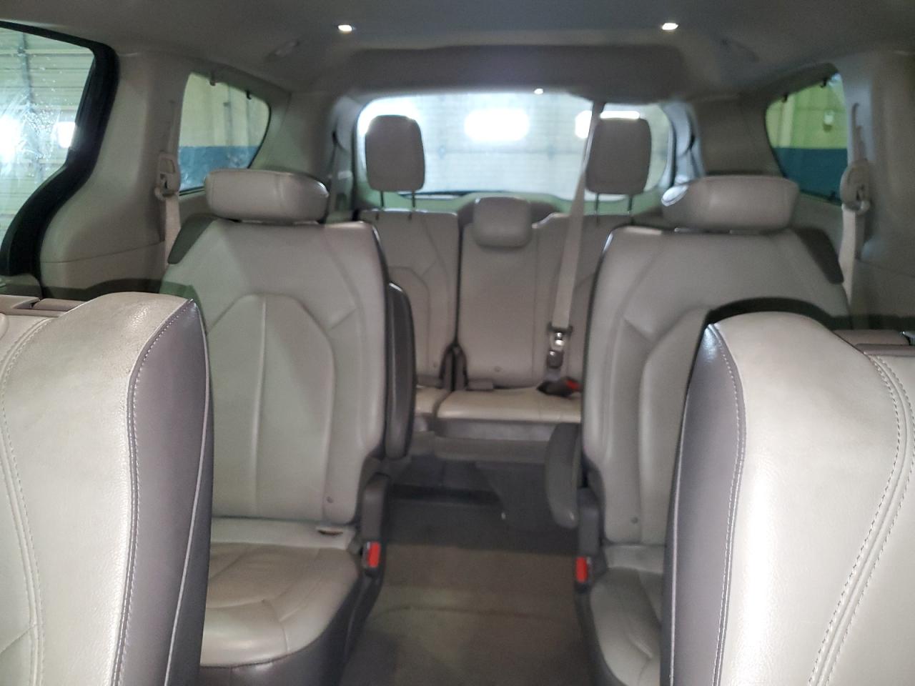 2017 Chrysler Pacifica - Image 10