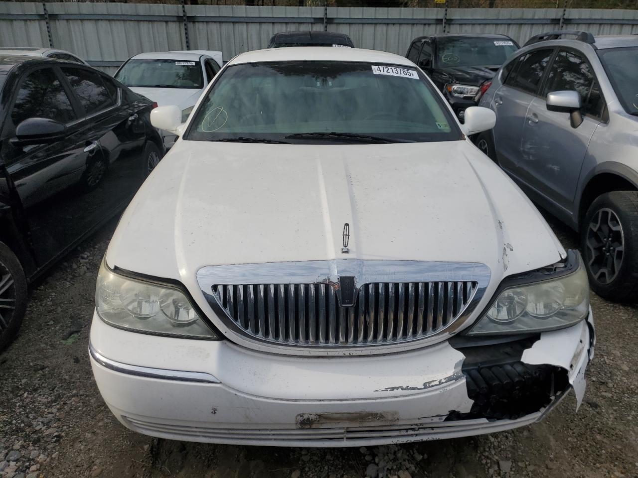 2005 Lincoln Town Car - Image 5