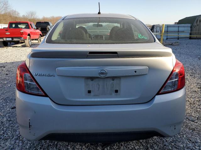  NISSAN VERSA 2017 Srebrny