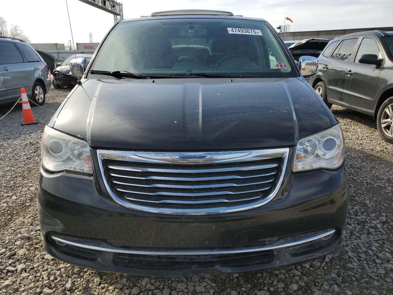 2014 Chrysler Town & Country - Image 5