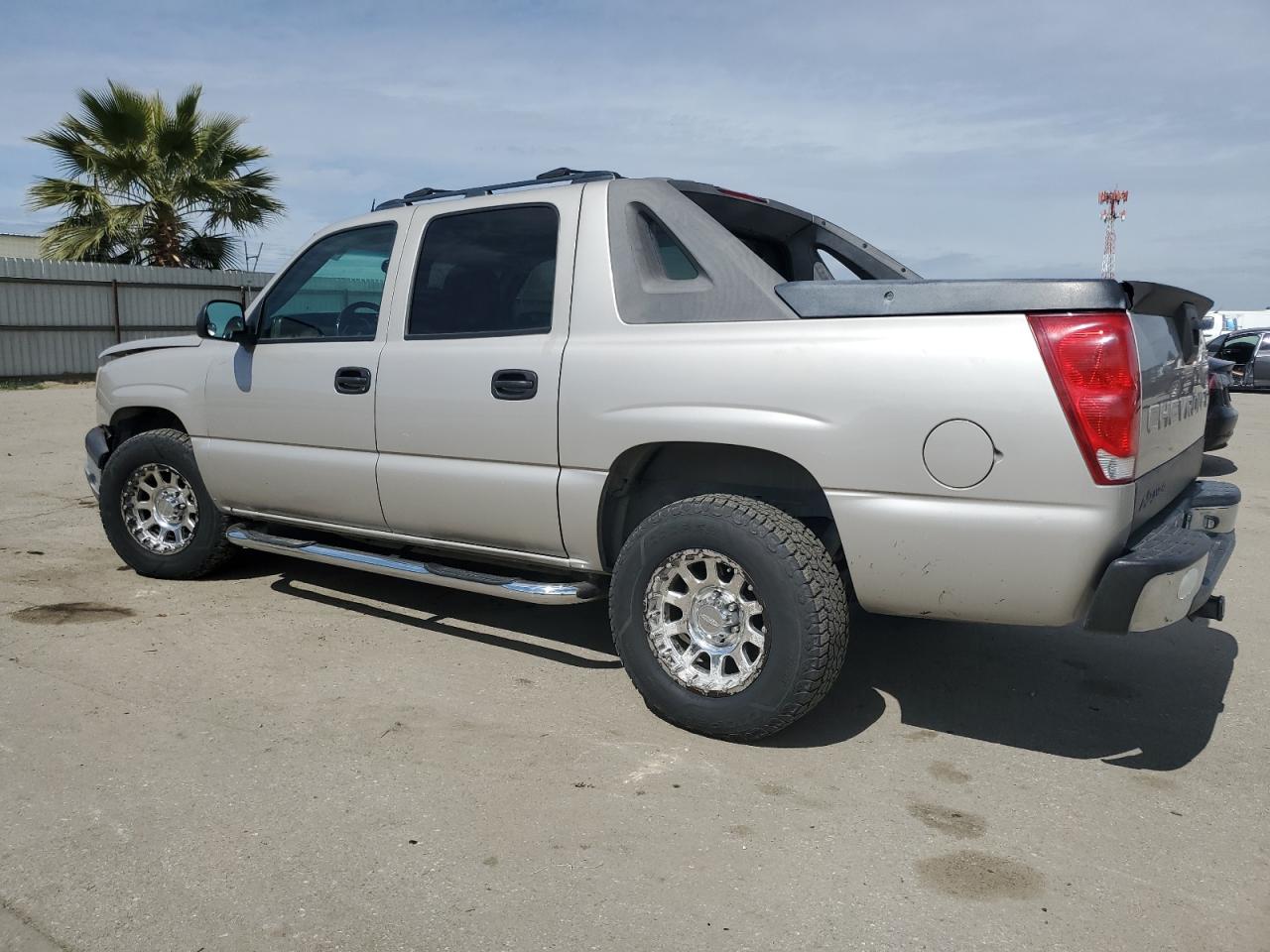 2005 Chevrolet Avalanche - Image 2