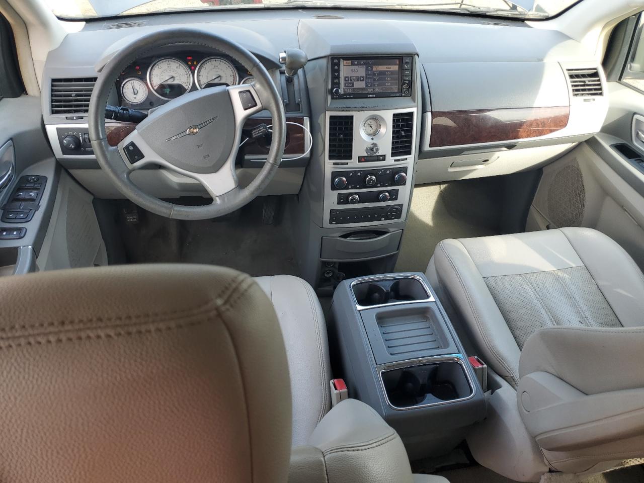 2009 Chrysler Town & Country - Image 8