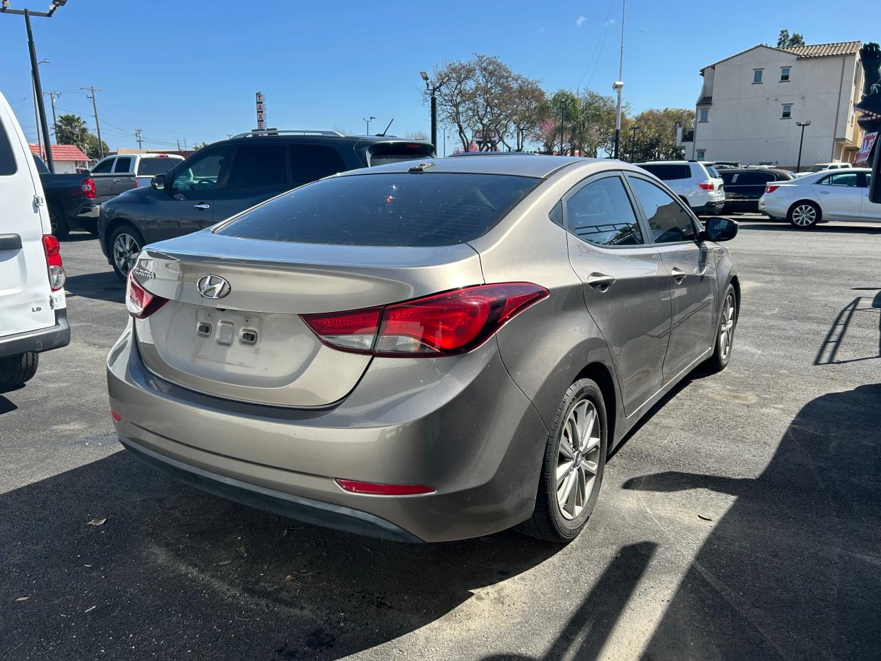 2016 Hyundai Elantra - Image 4