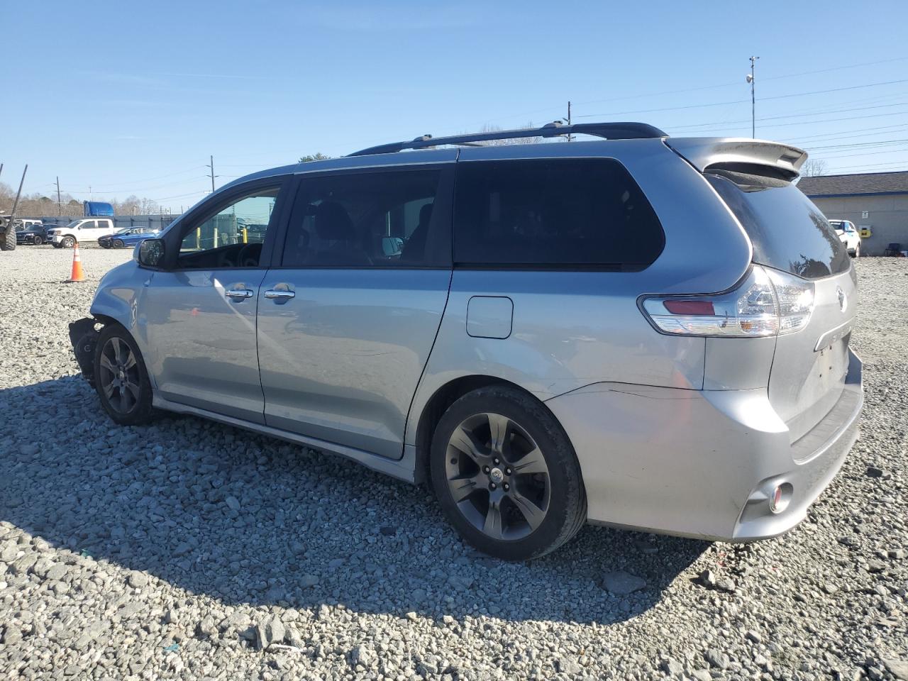 2016 Toyota Sienna - Image 2