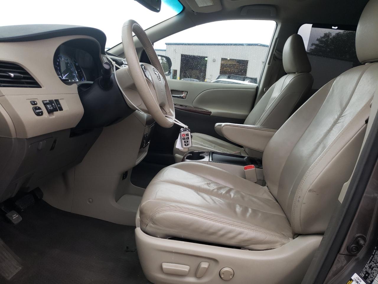 2011 Toyota Sienna - Image 7