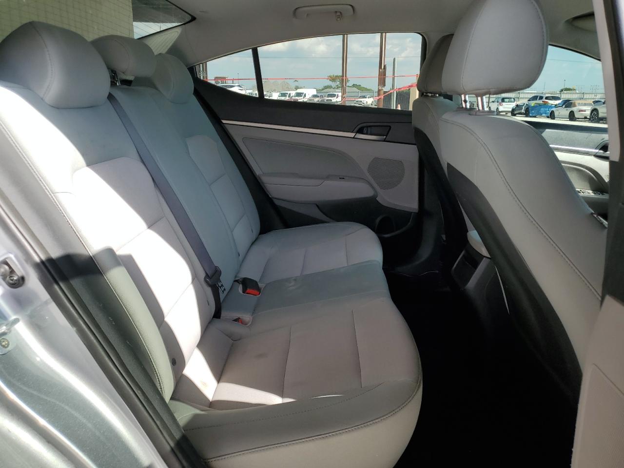 2017 Hyundai Elantra - Image 10