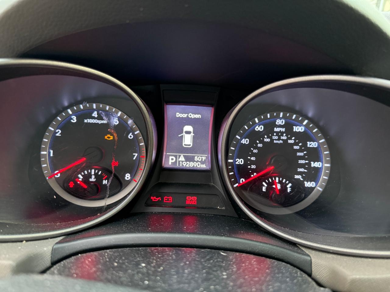 2016 Hyundai Santa Fe - Image 8